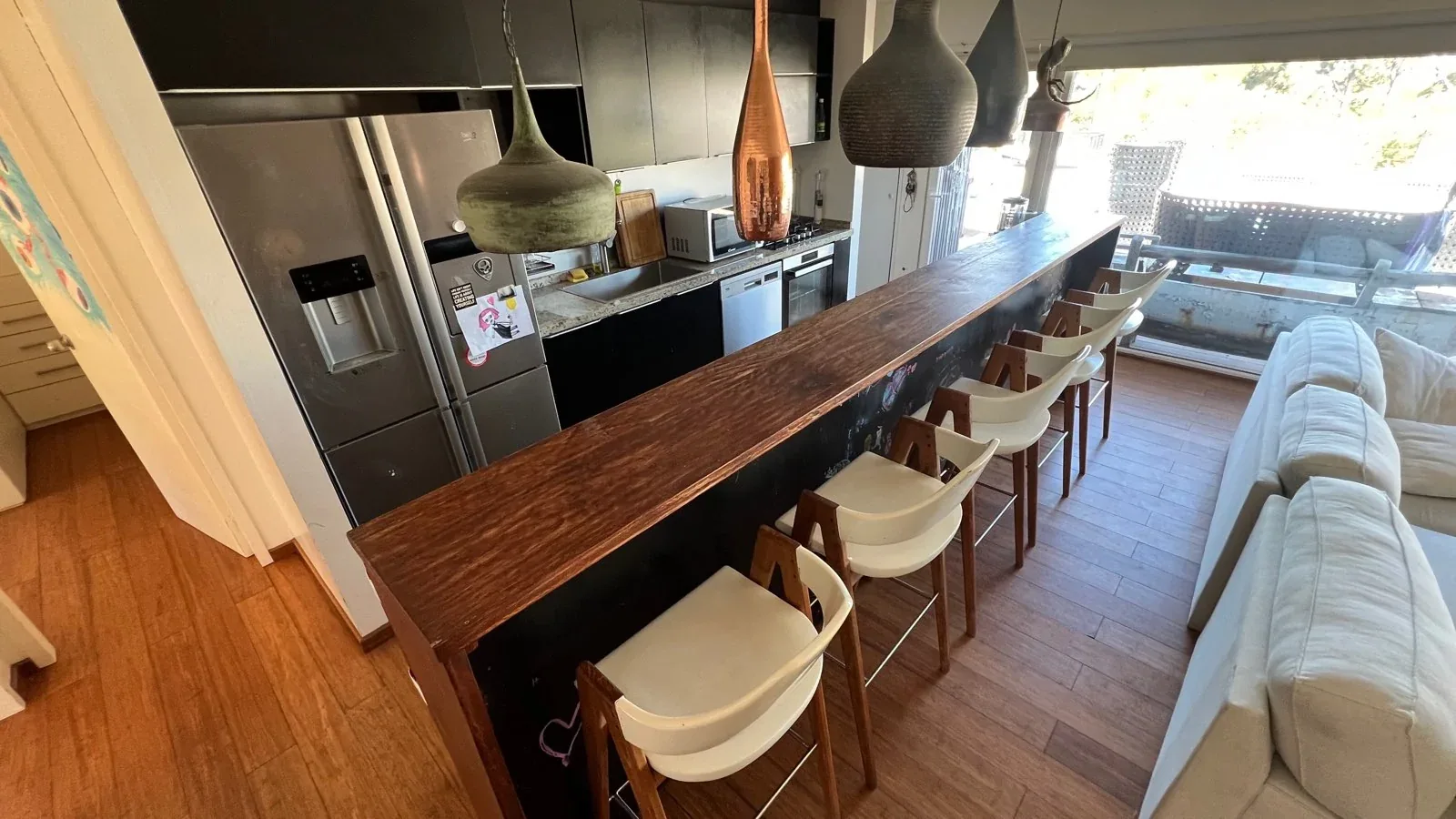 Cocina con barra de madera