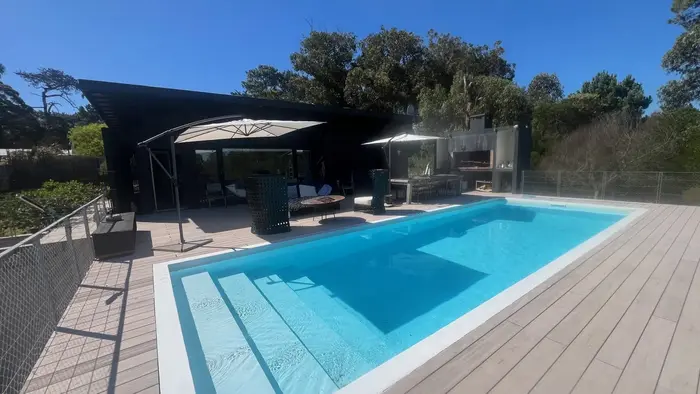 Acceso a la piscina