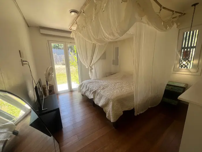 Dormitorio con salida exterior