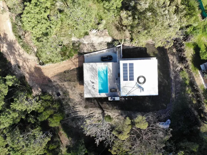 Casa y piscina desde arriba — histórica