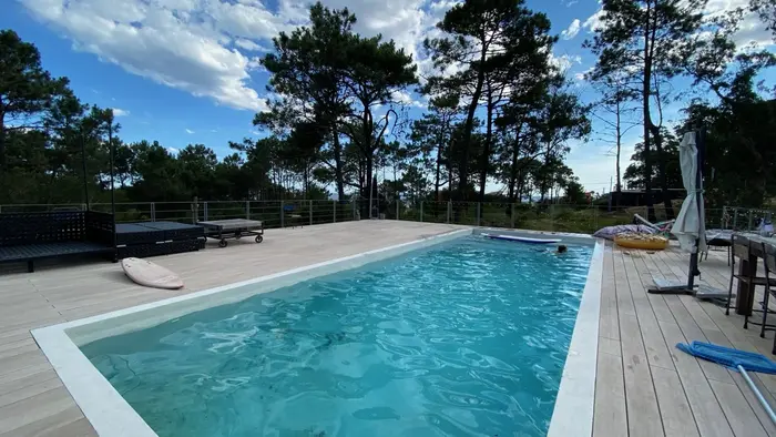 Piscina entre pinos