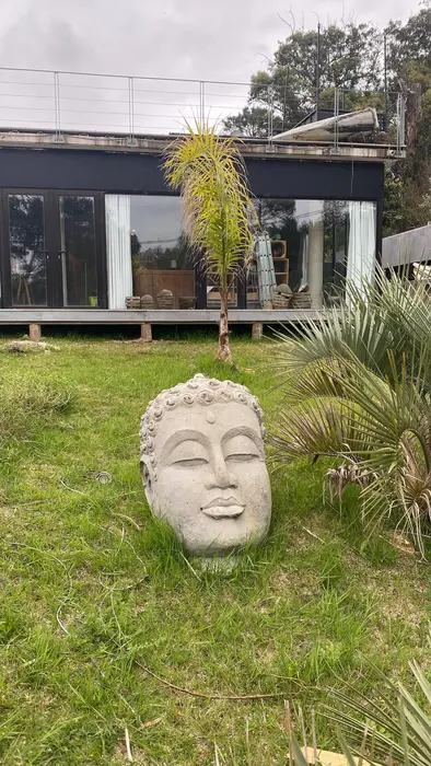 Fachada desde el jardín