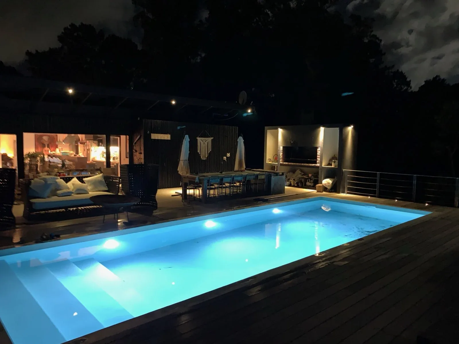 Piscina iluminada de noche